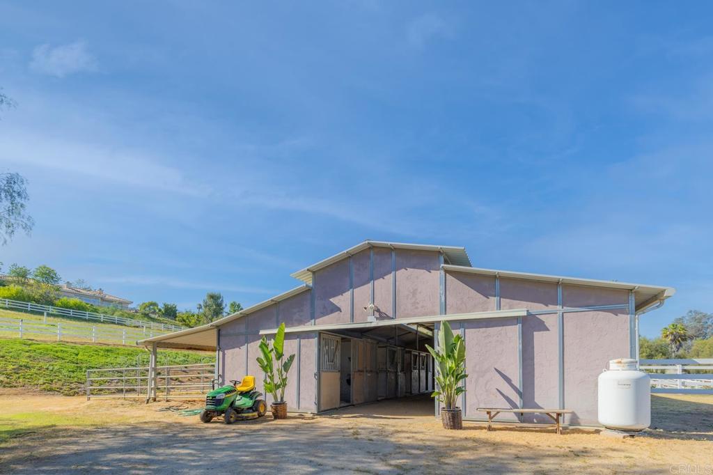 https://media.crmls.org/mediaz/b97839cc-d449-46a0-bc2a-f5e649ae8fa0.jpg?preset=X-Large