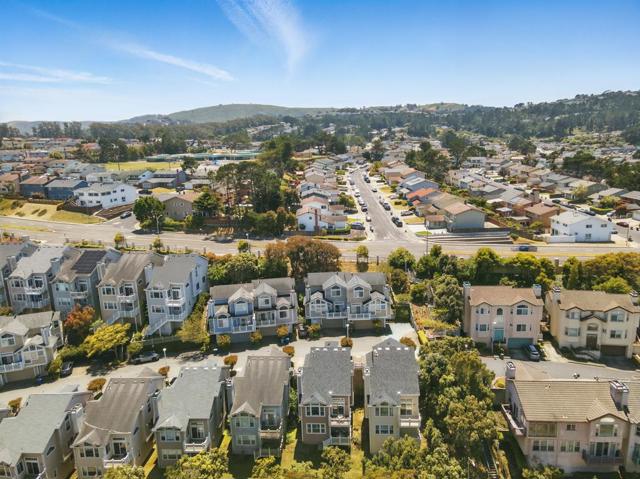 7 Moonlight Court, South San Francisco CA: https://media.crmls.org/mediaz/b978a96d-94ed-4b78-87e0-f0addb5d2404.jpg