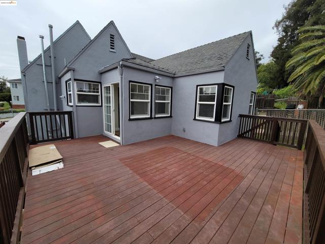 3504 68Th Ave, Oakland CA: https://media.crmls.org/mediaz/b9793978-46bd-4b5c-b37a-3d1ff770f228.jpg