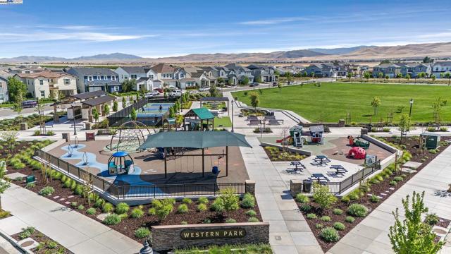 3838 Santa Fe Lane, Tracy CA: https://media.crmls.org/mediaz/b979c8b9-fb02-47ee-a867-055ba1176d5b.jpg