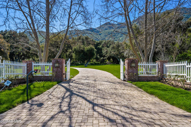 1464 Hidden Valley Road, Thousand Oaks CA: https://media.crmls.org/mediaz/b979dadf-c6f2-45c0-b157-c622ed5441ae.jpg