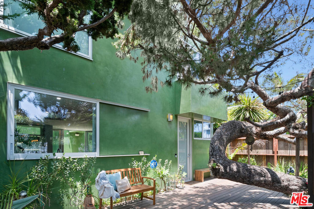725 Superba Avenue