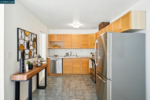 193 Montecito, Oakland CA: https://media.crmls.org/mediaz/b97aa852-325e-496d-8500-ac6ceb7b3ca1.jpg