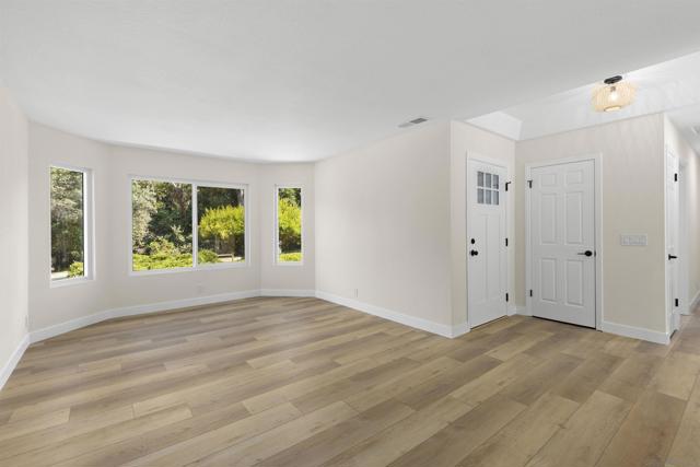 1217 Monte Vista Dr, Vista CA: https://media.crmls.org/mediaz/b97aefe4-22ea-45c8-8eec-2270bc841067.jpg