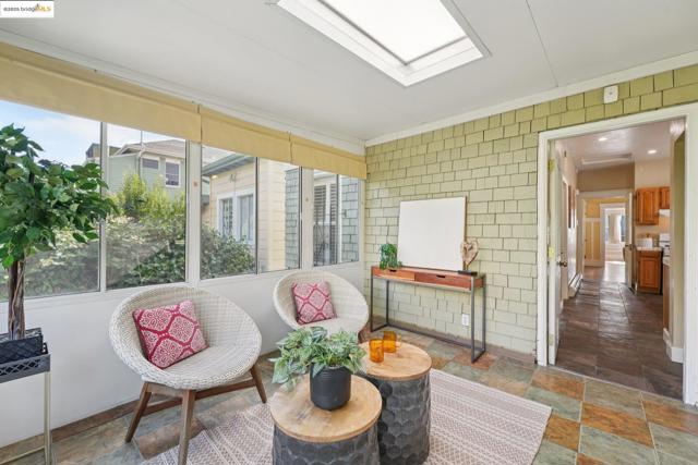 2002 Chestnut St, Oakland CA: https://media.crmls.org/mediaz/b97ba367-45a9-428c-9617-0e33378d0885.jpg