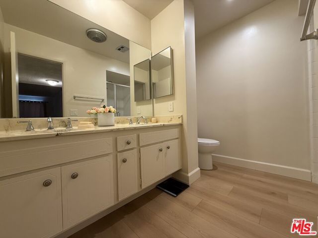 910 S Holt Avenue, Los Angeles CA: https://media.crmls.org/mediaz/b97c1bc3-4b1e-4104-8681-eebdac9c489b.jpg