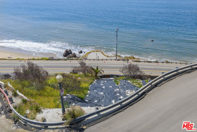 17900 Porto Marina Way, Pacific Palisades CA: https://media.crmls.org/mediaz/b97c580d-007d-48c4-a7a9-f51a49286052.jpg