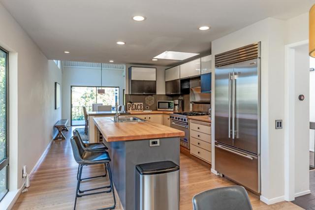 5 Sandstone Street, Portola Valley CA: https://media.crmls.org/mediaz/b97cffea-a859-4f7f-8437-eeb5b29a657d.jpg
