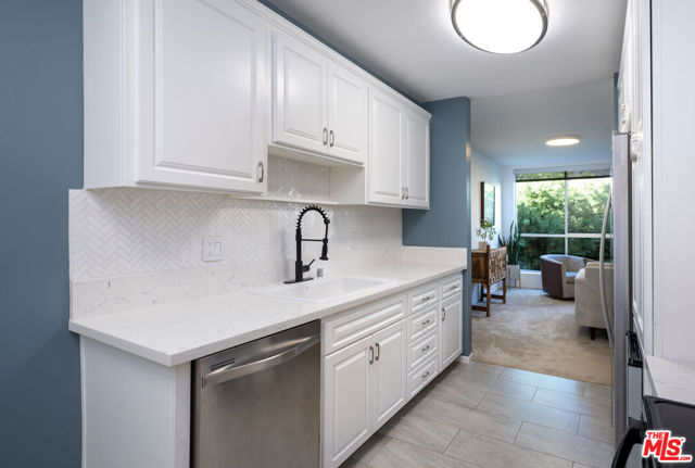 927 N Kings Road, West Hollywood CA: https://media.crmls.org/mediaz/b97d78cb-2250-40c9-87a0-e5ff3052bf10.jpg