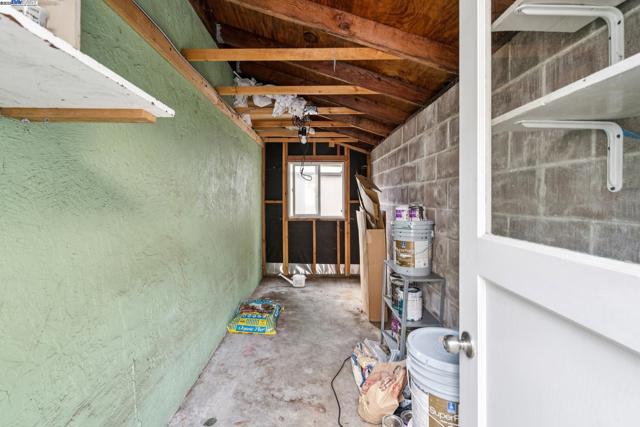 2120 Encinal Ave, Alameda CA: https://media.crmls.org/mediaz/b97dbd6d-42c9-4486-b7ad-1da261695787.jpg