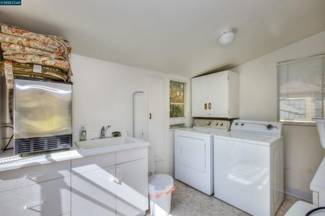 1679 Carmel Dr, Walnut Creek CA: https://media.crmls.org/mediaz/b97ea188-1e0e-4440-a659-e30110efbf11.jpg