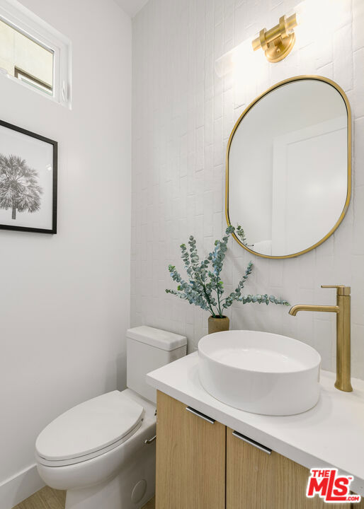 1248 Lodi Place, Los Angeles CA: https://media.crmls.org/mediaz/b97ef992-e8b5-4b66-8478-1f22064dc825.jpg