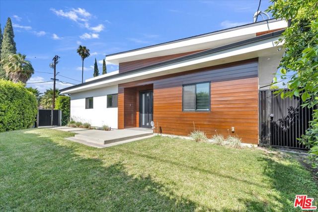 5456 Hazeltine Avenue, Sherman Oaks CA: https://media.crmls.org/mediaz/b980cf7d-2020-418b-b48f-efb01f9c4f26.jpg