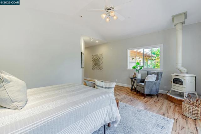 631 La Vista Rd, Walnut Creek CA: https://media.crmls.org/mediaz/b9839d94-12ba-4f59-99f6-08d7f846f490.jpg