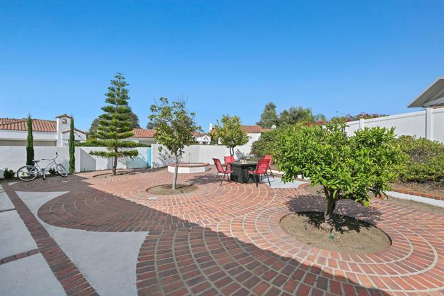 Detail Gallery Image 4 of 38 For 4737 Galicia Way, Oceanside,  CA 92056 - 2 Beds | 2 Baths