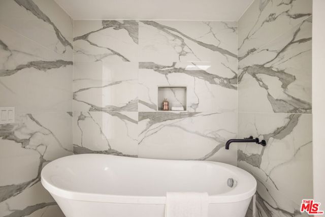 16733 Oak View Drive, Encino CA: https://media.crmls.org/mediaz/b985fc57-3802-4f6a-b860-68b7c5f056fe.jpg