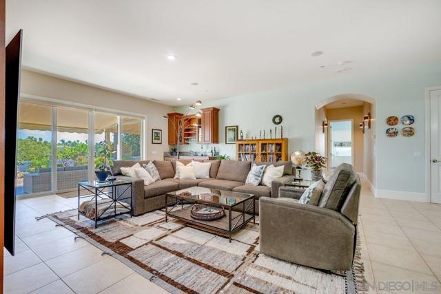 2860 Via Rancheros Way, Fallbrook CA: https://media.crmls.org/mediaz/b986bced-f122-49a2-9f2f-fe118162eabe.jpg