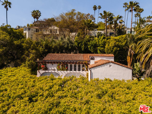 5163 Franklin Avenue, Los Angeles CA: https://media.crmls.org/mediaz/b9874ec7-edda-4b0e-8590-ea71f4f290c9.jpg
