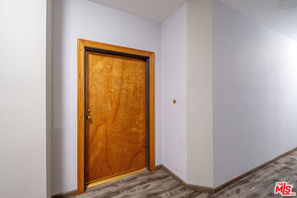 https://media.crmls.org/mediaz/b987d4fc-acac-46f3-8a91-26dc948e7152.jpg?preset=X-Large