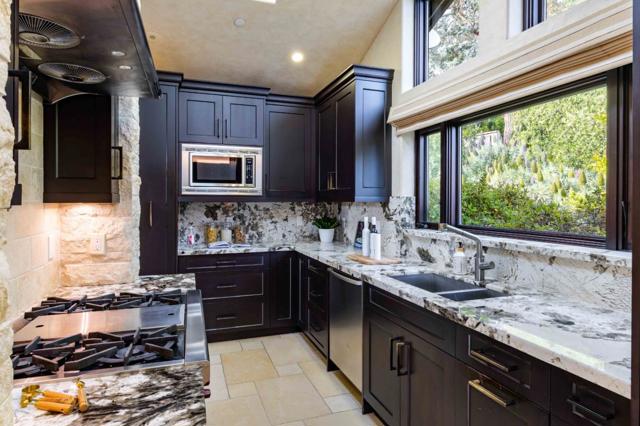 40 Tagus Court, Portola Valley CA: https://media.crmls.org/mediaz/b9885383-c3a1-4ea2-b3cd-799467b5c358.jpg