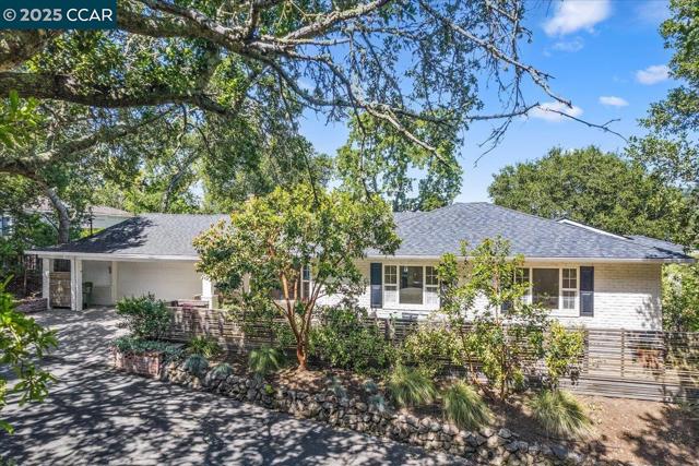 135 Camino Don Miguel, Orinda CA: https://media.crmls.org/mediaz/b98853cb-530e-42dd-9732-db00af687ded.jpg