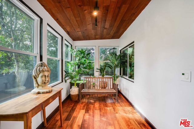 1165 Cherokee, Topanga CA: https://media.crmls.org/mediaz/b988c89e-909c-4641-9d33-bfe6b0450ce7.jpg