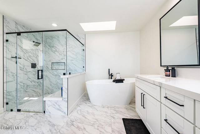 1725 Royal Saint George Drive, Westlake Village CA: https://media.crmls.org/mediaz/b9890e9a-183e-4221-bc60-f13a5cda0346.jpg