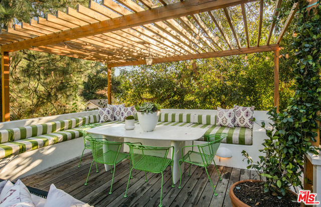 8027 Willow Glen Road, Los Angeles CA: https://media.crmls.org/mediaz/b9896a3b-43ee-4dac-b883-451d8f5b3c1b.jpg