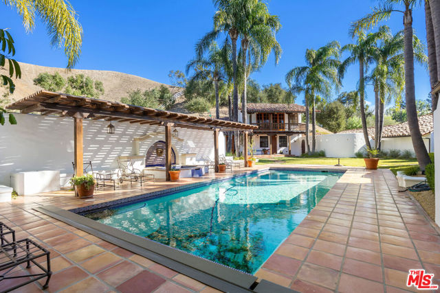 25127 Jim Bridger Road, Hidden Hills CA: https://media.crmls.org/mediaz/b989a398-cdc5-4aee-8cef-c16c0e4e9315.jpg