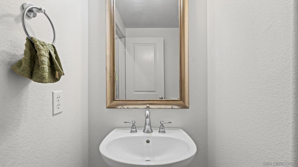https://media.crmls.org/mediaz/b98ac242-c5c9-4226-b6b3-520e9bad96bf.jpg?preset=X-Large