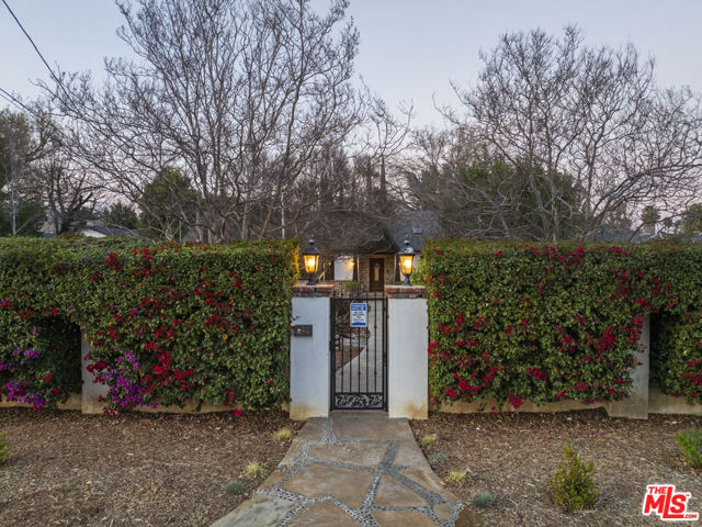 22651 Calvert Street, Woodland Hills CA: https://media.crmls.org/mediaz/b98b25a4-1972-4f04-be01-64b683b1a307.jpg