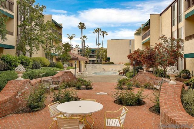 6455 La Jolla Blvd, La Jolla CA: https://media.crmls.org/mediaz/b98b2fae-7914-4d60-971f-2251d26fe631.jpg
