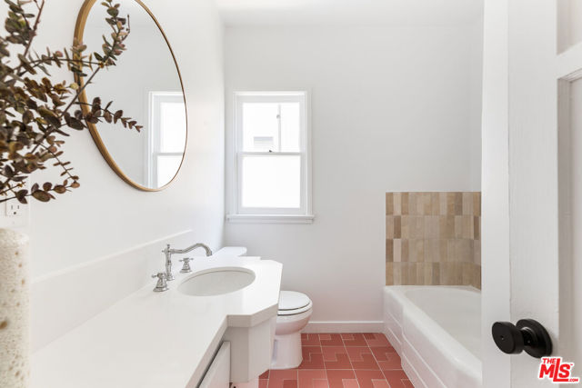 519 1/2 Rose Avenue, Venice CA: https://media.crmls.org/mediaz/b98bcfca-416f-4f26-924a-c247d67fb1c4.jpg