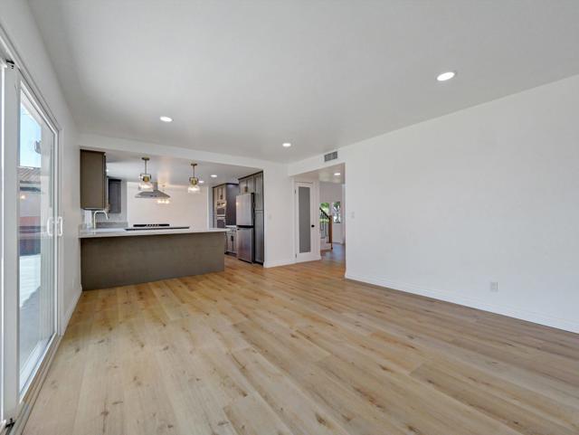 995 Bluecrest St, Corona CA: https://media.crmls.org/mediaz/b98c4319-1636-4b40-a482-b4976786cab6.jpg