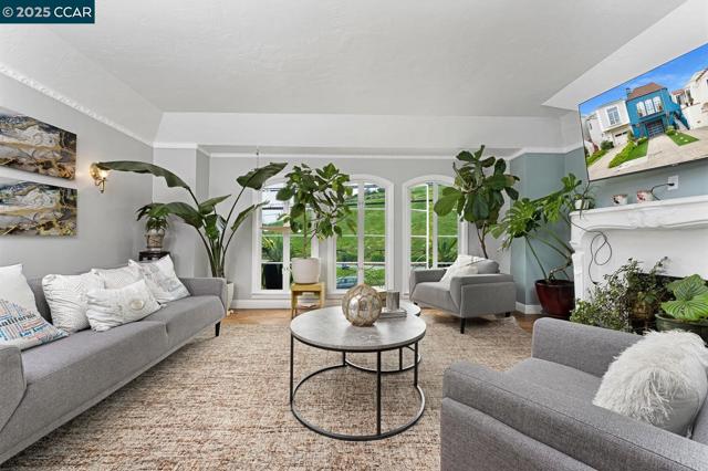 1923 28th Ave, San Francisco CA: https://media.crmls.org/mediaz/b98c76c2-d871-4e52-9299-0dfc8a5a6c4c.jpg
