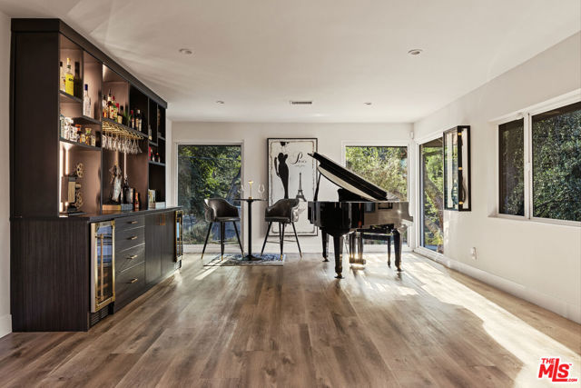 4430 Natoma Avenue, Woodland Hills CA: https://media.crmls.org/mediaz/b98c89e6-53ac-4b29-88ef-632570ca587d.jpg