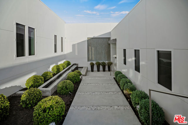 27454 Winding Way, Malibu CA: https://media.crmls.org/mediaz/b98c8f7b-43fb-44e8-859b-ea17ba653eea.jpg