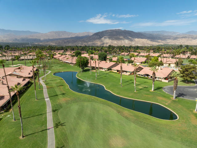 40 Joya Drive, Palm Desert CA: https://media.crmls.org/mediaz/b98d133f-5771-4482-933f-d9a5e33e3acb.jpg