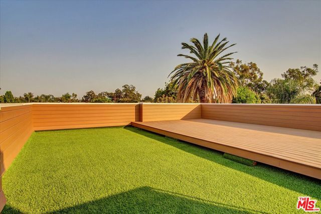2419 S Cochran Avenue, Los Angeles CA: https://media.crmls.org/mediaz/b98d5473-c132-4cae-a52a-9b4b55a5669f.jpg