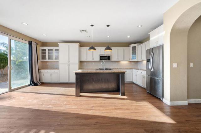 11447 Mirage Drive, Chowchilla CA: https://media.crmls.org/mediaz/b98d60ad-5a39-441d-81ad-06857d3a2daf.jpg