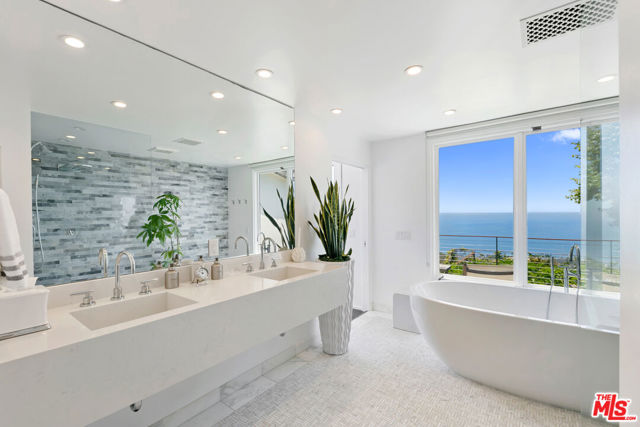 27450 Calicut Road, Malibu CA: https://media.crmls.org/mediaz/b98d8628-e303-4a4b-bd40-66a3c7eb831c.jpg