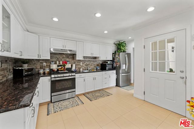 1430 N Dominion Avenue, Pasadena CA: https://media.crmls.org/mediaz/b98dd55e-3ba5-47b7-8376-831976741b48.jpg