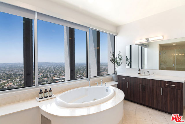 5670 Wilshire Boulevard, Los Angeles CA: https://media.crmls.org/mediaz/b98e1423-adf3-4643-91cb-c76008b5cc0e.jpg