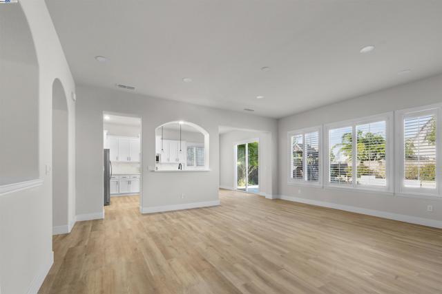 1060 swan river ct, Vacaville CA: https://media.crmls.org/mediaz/b98e1f46-bde0-47dd-a728-cf0f23247c7e.jpg