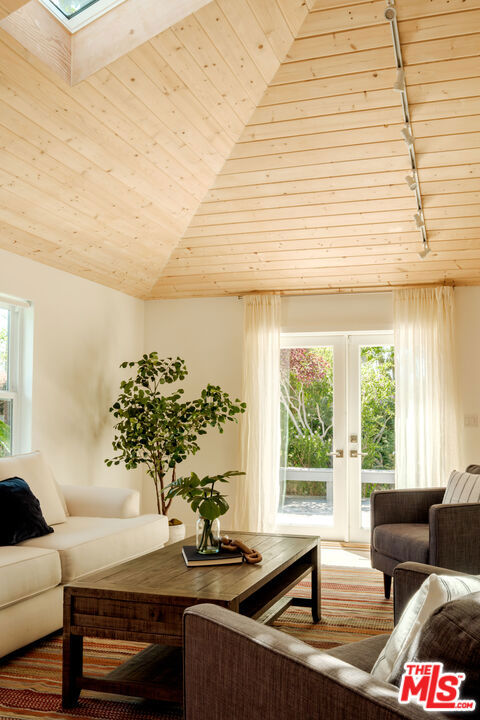 856 858 Coeur D Alene Avenue, Venice CA: https://media.crmls.org/mediaz/b98fad84-269b-4443-b185-9b5a2ec9f95b.jpg