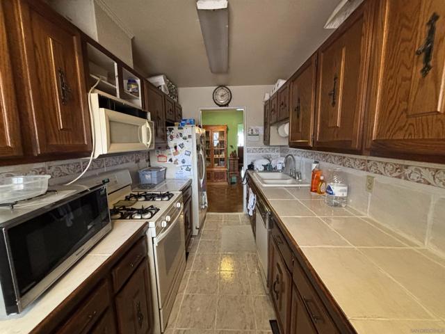 872 74 Duval St, San Diego CA: https://media.crmls.org/mediaz/b98fc3ce-c084-4cba-97a7-977993e1244b.jpg
