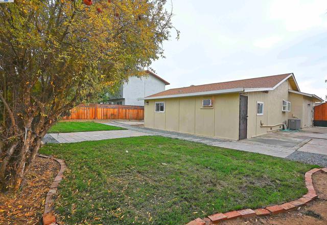 974 Walnut Dr, Oakley CA: https://media.crmls.org/mediaz/b990f49f-f7ac-4ecc-b9e4-408711b29177.jpg