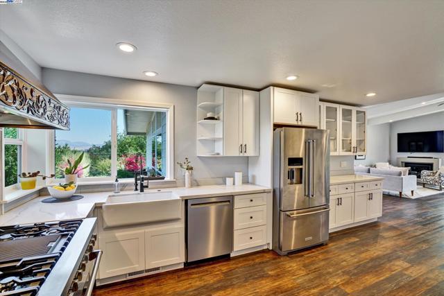 588 E Angela St, Pleasanton CA: https://media.crmls.org/mediaz/b99137a2-2a97-4ec4-9c32-163b66c4c603.jpg