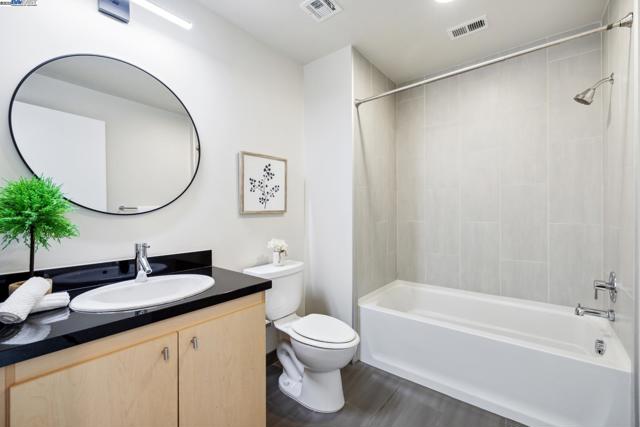 311 2nd St, Oakland CA: https://media.crmls.org/mediaz/b9915f42-7379-4d64-bf06-3b4b13198b9c.jpg