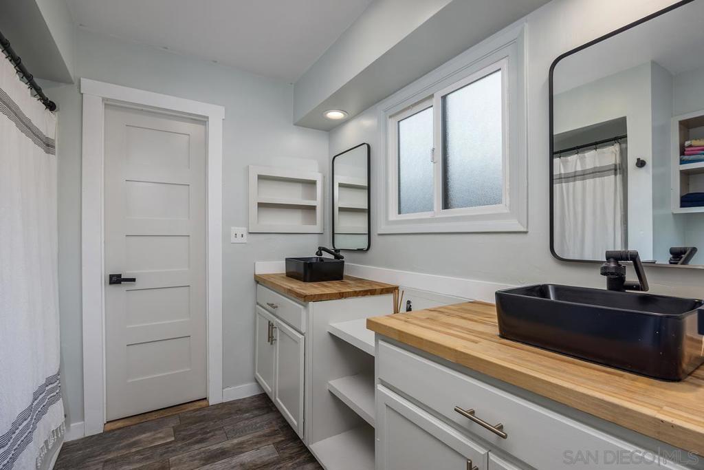 https://media.crmls.org/mediaz/b991d838-3f21-4620-a3e0-63a1935f2553.jpg?preset=X-Large